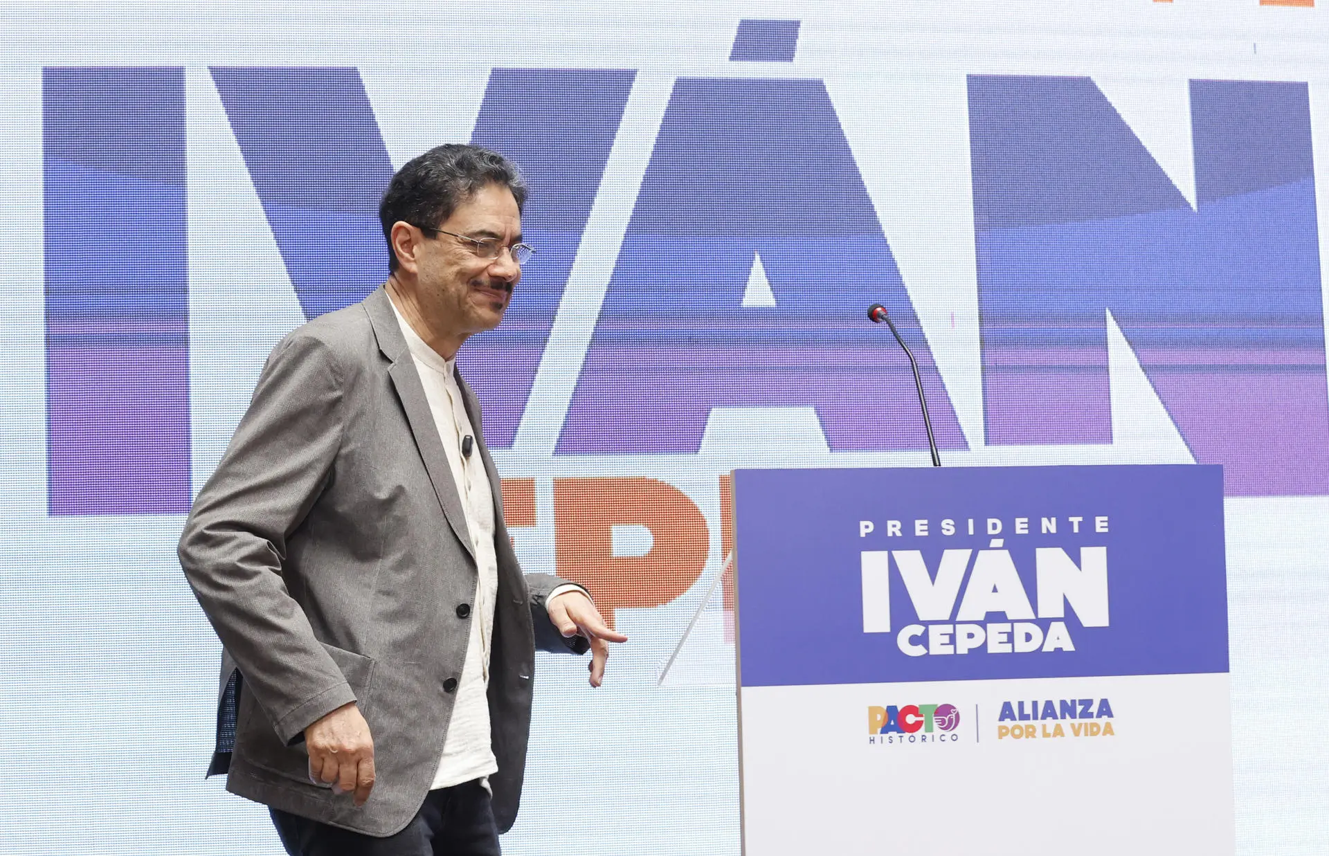 Colombian Candidate Cepeda Invites a National Dialogue