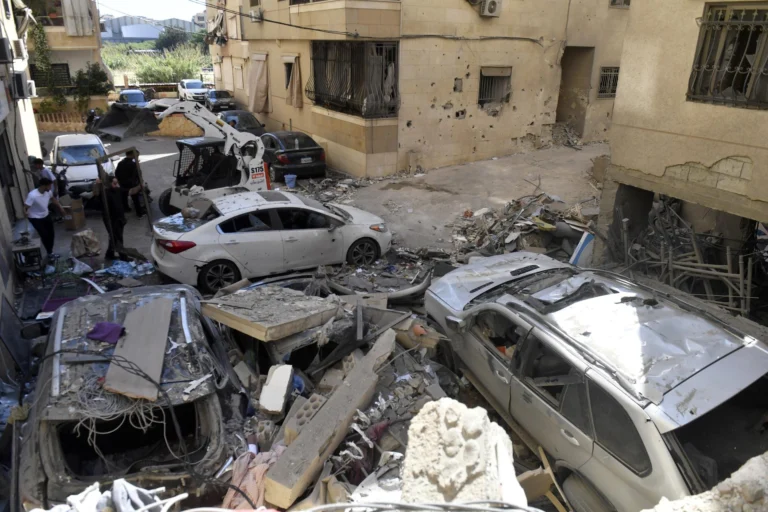 Israel continued its widespread attacks in various areas of southern Lebanon during the night and early morning this Thursday, increasing the numbers of killed and wounded. Photo: EFE.