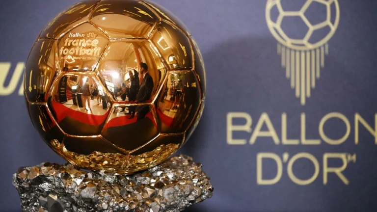 Lejos de sus habituales escenarios parisinos, la organización optó por un escenario especial para rendir un homenaje fundamental a las raíces del trofeo. Foto de : Balón de Oro.