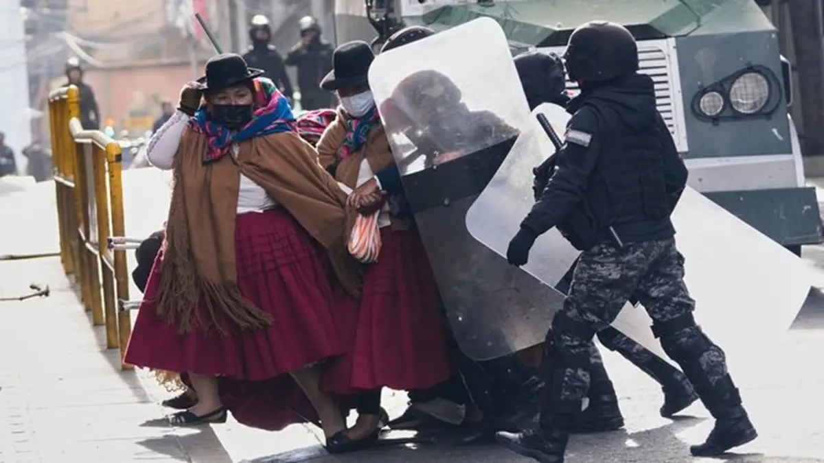 Bolivians Ready for Social Upheaval if President Paz Does Not Resign