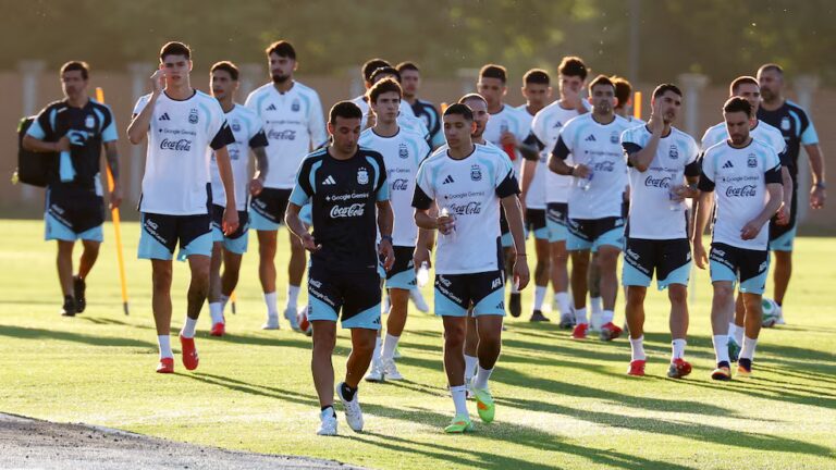 With Lionel Messi at the top, the Argentinean coach gave the list for the next FIFA World Cup 2026 with 10 footballers from the local teams. Photo: Reuters.
