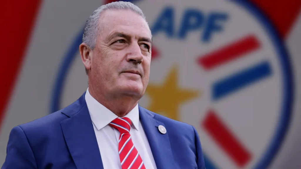The technical director of the Paraguayan national team, Gustavo Alfaro, passed a prelist of 55 players from which will come the 26 officials who will play the World Cup 2026. Photo: La Tribuna/Paraguay.