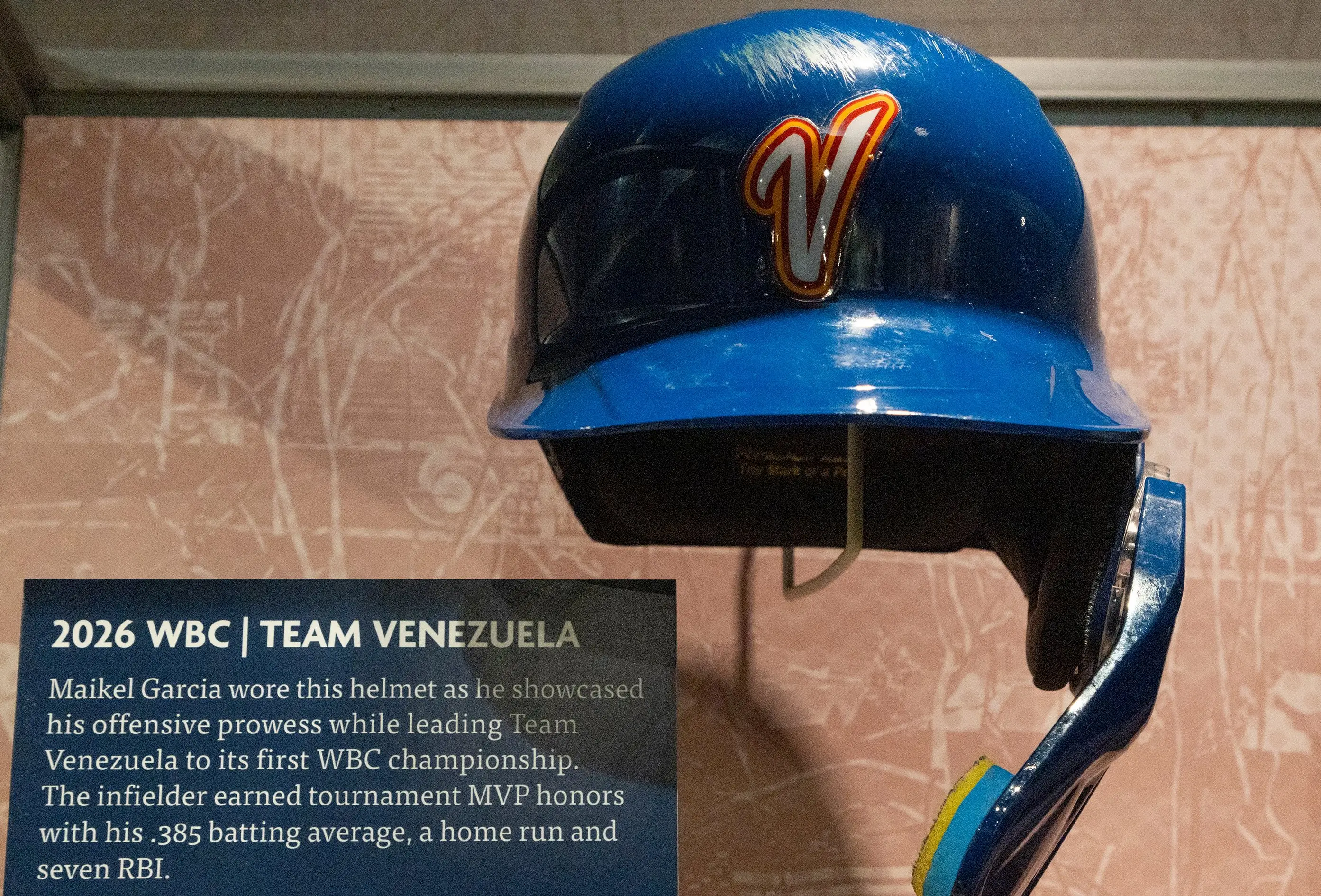 The helmet worn by Maikel García, Most Valuable Player of the World Baseball Classic, is among the historical objects that immortalize Venezuela’s first title in the Hall of Fame. Photo: X/@baseballhall.