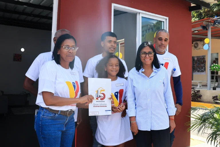 Housing units were delivered in Caracas during the 15th anniversary of Venezuela’s public housing program, alongside legal property titles. Photo: Venezuelan Presidential Press