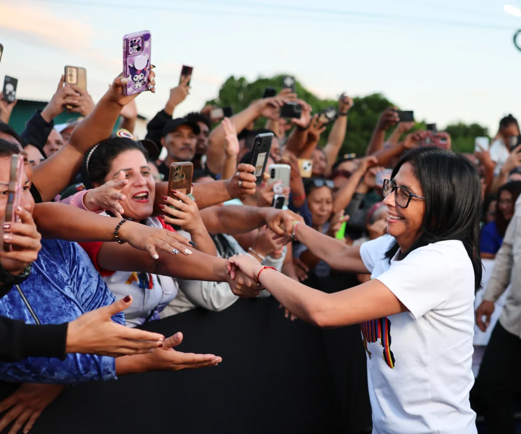 Delcy Rodríguez was greeted by the people of Anzoátegui, who joined en masse to the great pilgrimage for a Venezuela free of sanctions. Photo: Venezuelan Presidential Press.