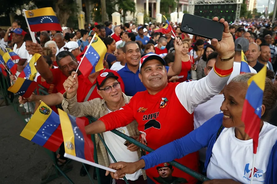 Activists of the Venezuela-Cuba Friendship and Solidarity Movement prepared 41 boxes of medicines as part of the "Love with love is paid" campaign. Photo: EFE.