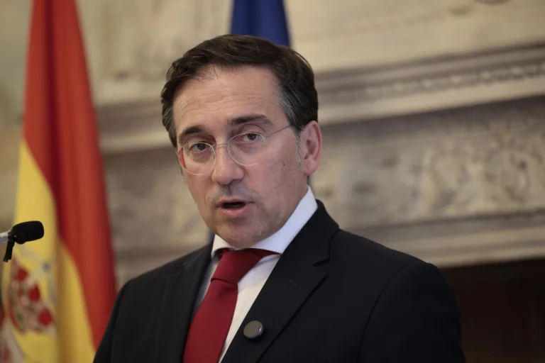 Minister José Manuel Albares confirmed that Spain will not recognize the jurisdiction of Israeli courts over citizens illegally captured in international waters. Photo: EFE.
