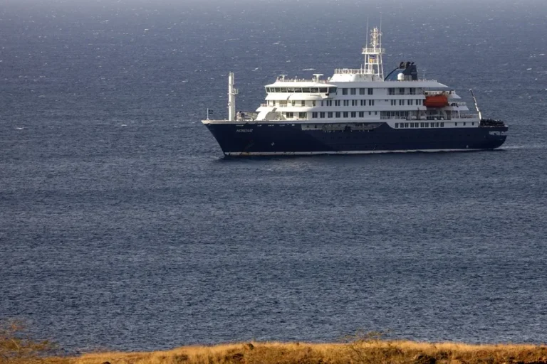 International health authorities coordinate quarantine and repatriation operations linked to the MV Hondius hantavirus outbreak. Photo: EFE