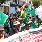 Hundreds of peasants and native Bolivians who on Saturday completed a 24-day trek from the Amazon entered La Paz to demand that President Rodrigo Paz annul a land law. Photo: EFE.
