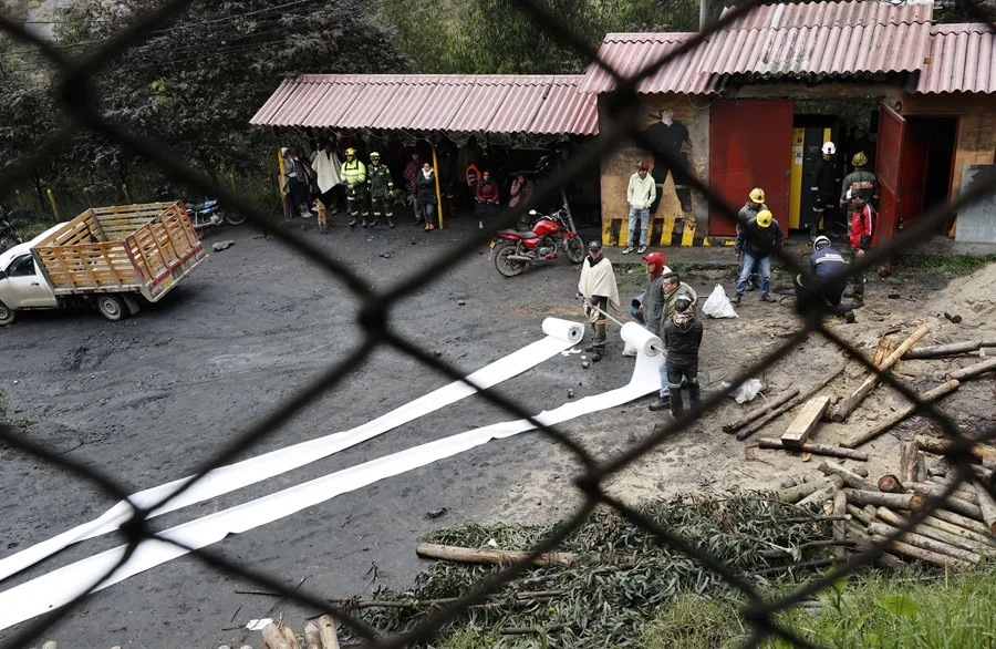Rescue teams operate after a deadly mine explosion in Sutatausa, Colombia. Photo: EFE