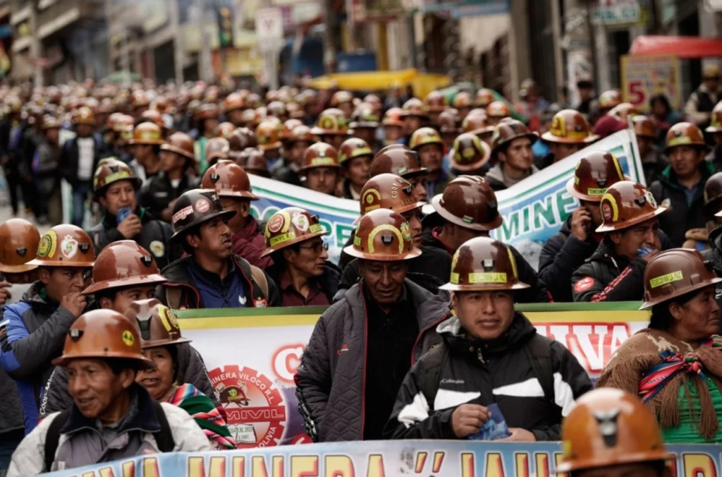 Mining mobilization responds to a critical situation marked by fuel shortages, the shortage of explosive material and delays in releasing new areas for exploitation. Photo: EFE.