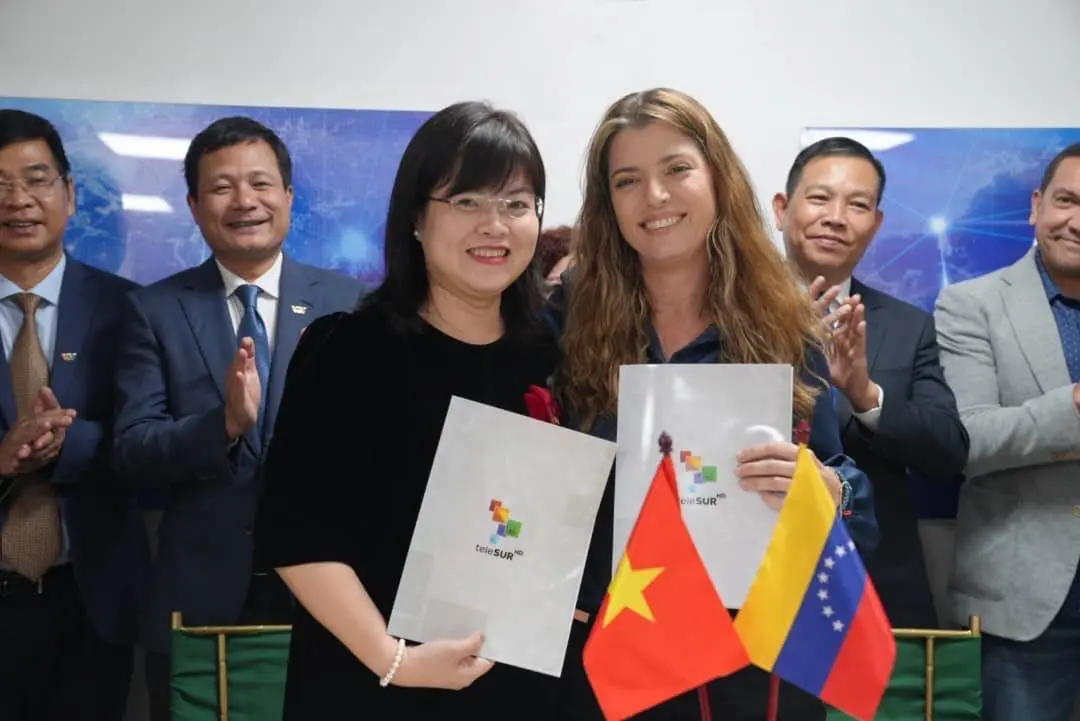 teleSUR President Patricia Villegas Marín and VTV International Director Tran Thi Thu Ha seal a cooperation agreement to enhance Global South news exchange and foster a shared perspective. Photo: teleSUR.