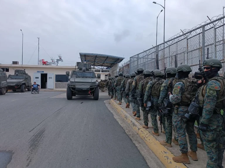 Fotografía proporcionada el 8 de enero de 2023 por las Fuerzas Armadas de Ecuador que muestra a soldados realizando un operativo tras un motín en la Prisión Regional del Litoral, en Guayaquil (Ecuador). Foto: EFE.