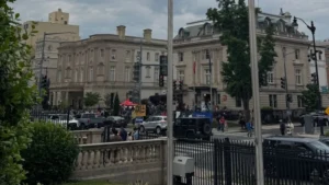 Police officers escort a detained suspect out of the Mexican Cultural Institute in Washington following a security incident during public cultural activities. Photo: teleSUR.