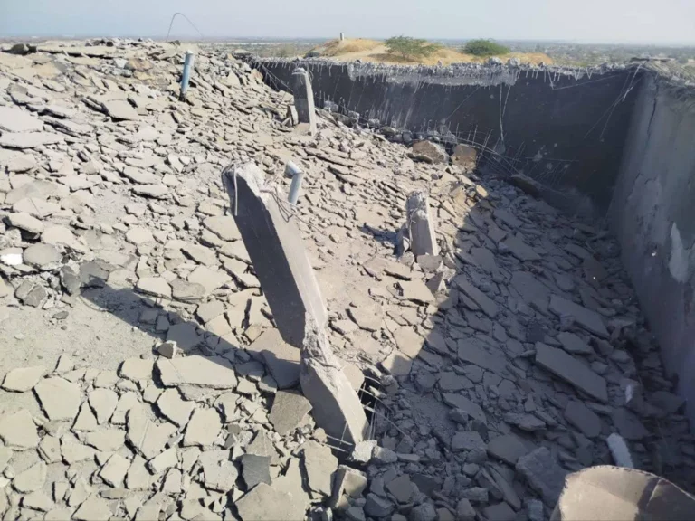 An attack by the United States on two water reservoirs in Bimani, in the district of Sirik, on the banks of the Strait of Ormuz, has left 20,000 people without drinking water. Photo: EFE.
