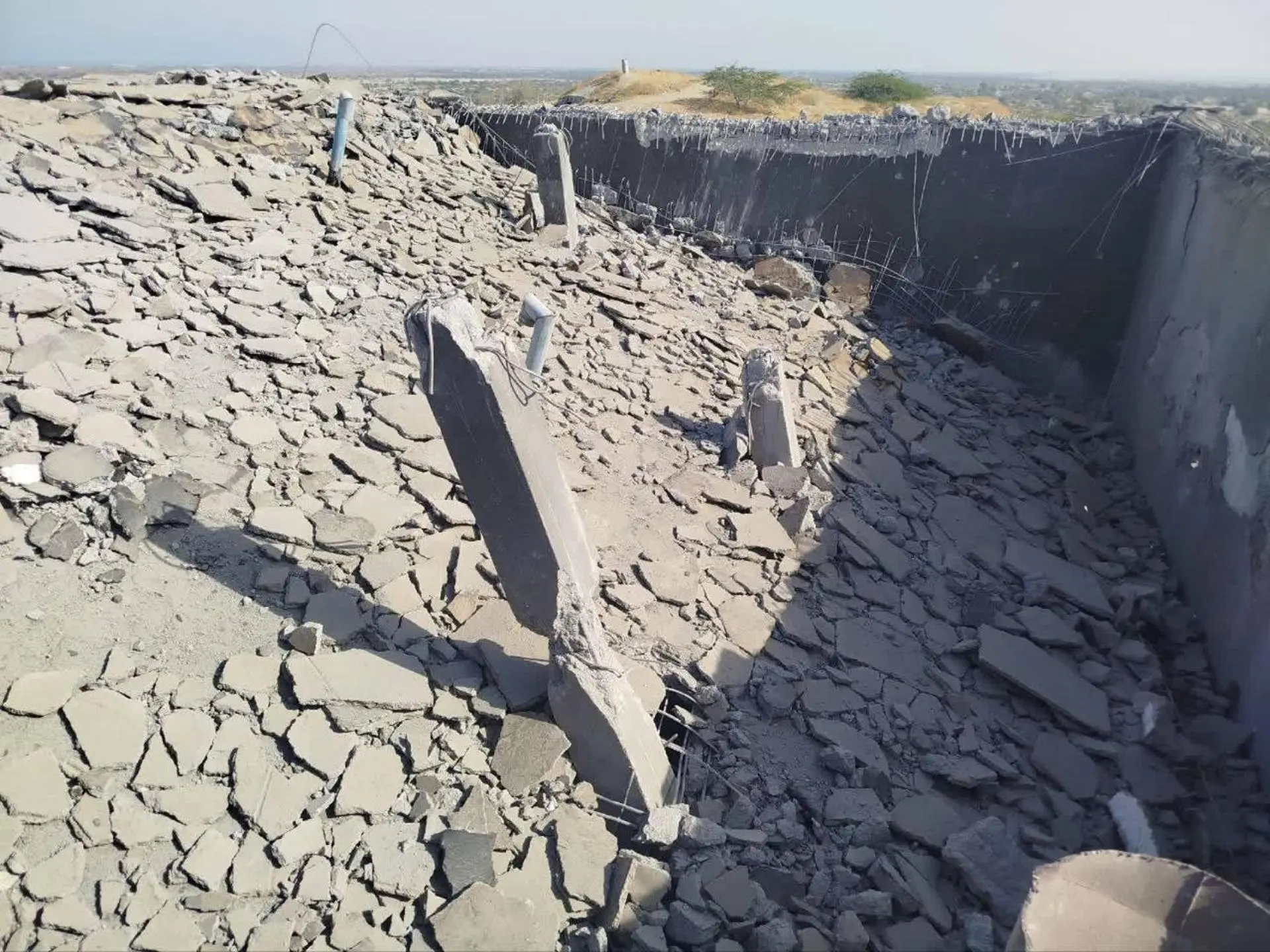 An attack by the United States on two water reservoirs in Bimani, in the district of Sirik, on the banks of the Strait of Ormuz, has left 20,000 people without drinking water. Photo: EFE.