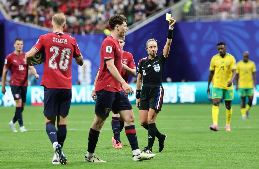 The team was led by chief judge Tori Penso, along with assistants Kathryn Nesbitt and Brooke Mayo, who also became the first openly LGBTQIAPN+ official to participate in the tournament. Photo: EFE.