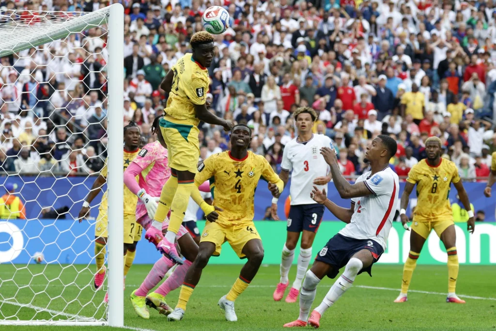 The Three Lions and the Black Stars drew today at Boston Stadium, postponing their qualification to the next round of the tournament. Photo: EFE.