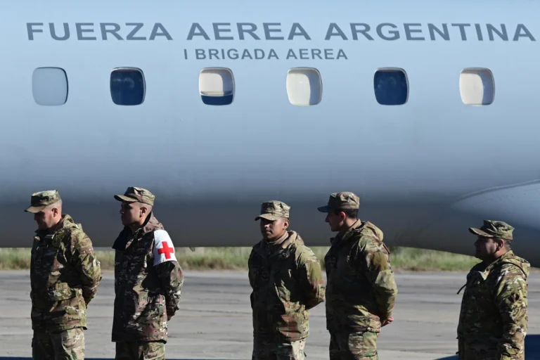 The deployment of these highly trained military units is designed to reinforce Venezuelan rescue teams currently working in high-risk areas. Photo: EFE.