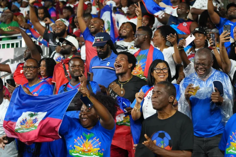FIFA requires Haitian team to change uniform for alleged political messages, denying their independence story. Photo: EFE.