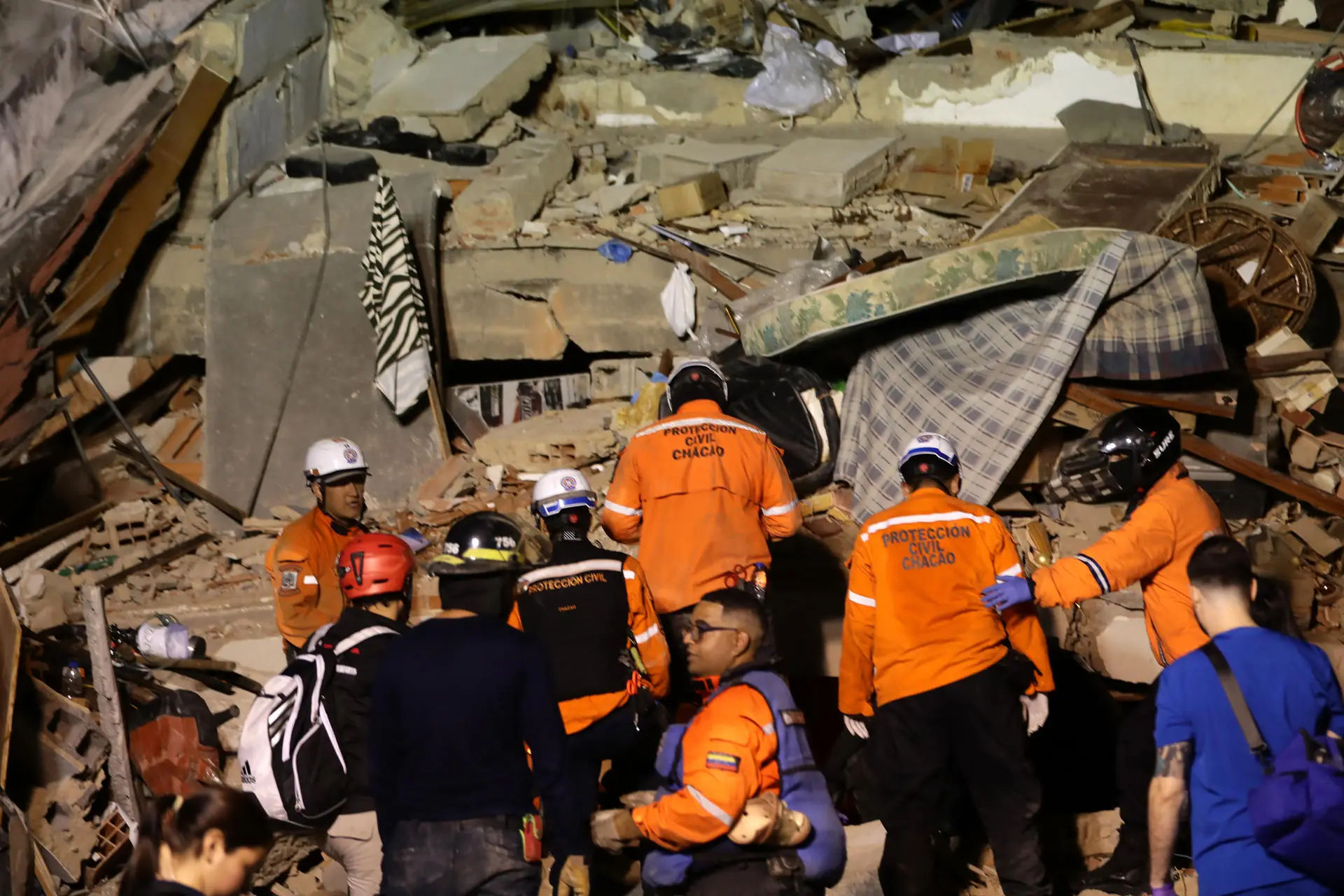 Firefighters, civil protection officials, police forces and volunteer brigades immediately went to affected areas to assist people trapped by the collapse of buildings in the Venezuelan capital. Photo: EFE.
