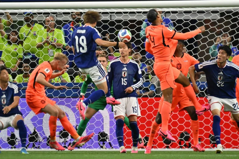 Koki Ogawa de Japón (CL) anota el gol 2-2 durante el partido de la fase de grupos de la Copa Mundial de la FIFA 2026 Holanda contra Japón, en Dallas, Texas, EE.UU. Foto: EFE.