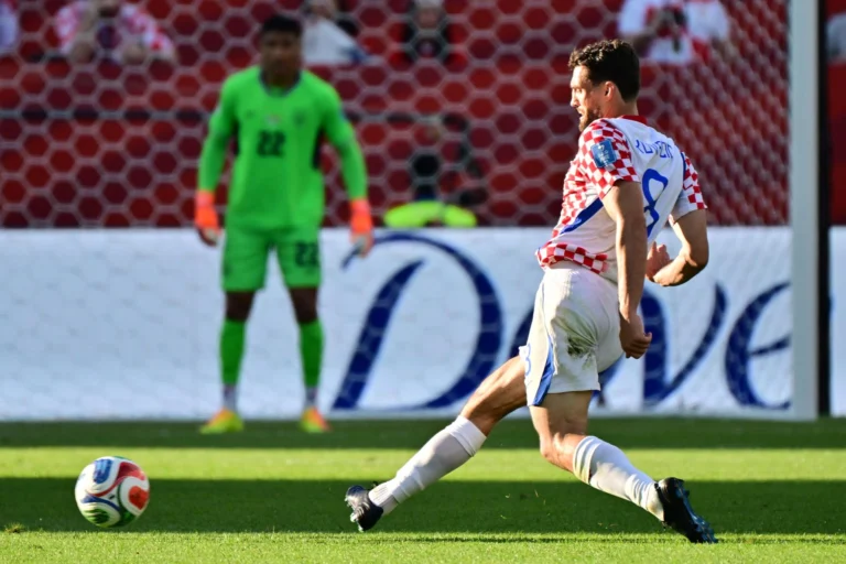 Critics argue this dual-toss system allows a single team to secure two distinct tactical advantages before a single penalty is even kicked. Photo: EFE.