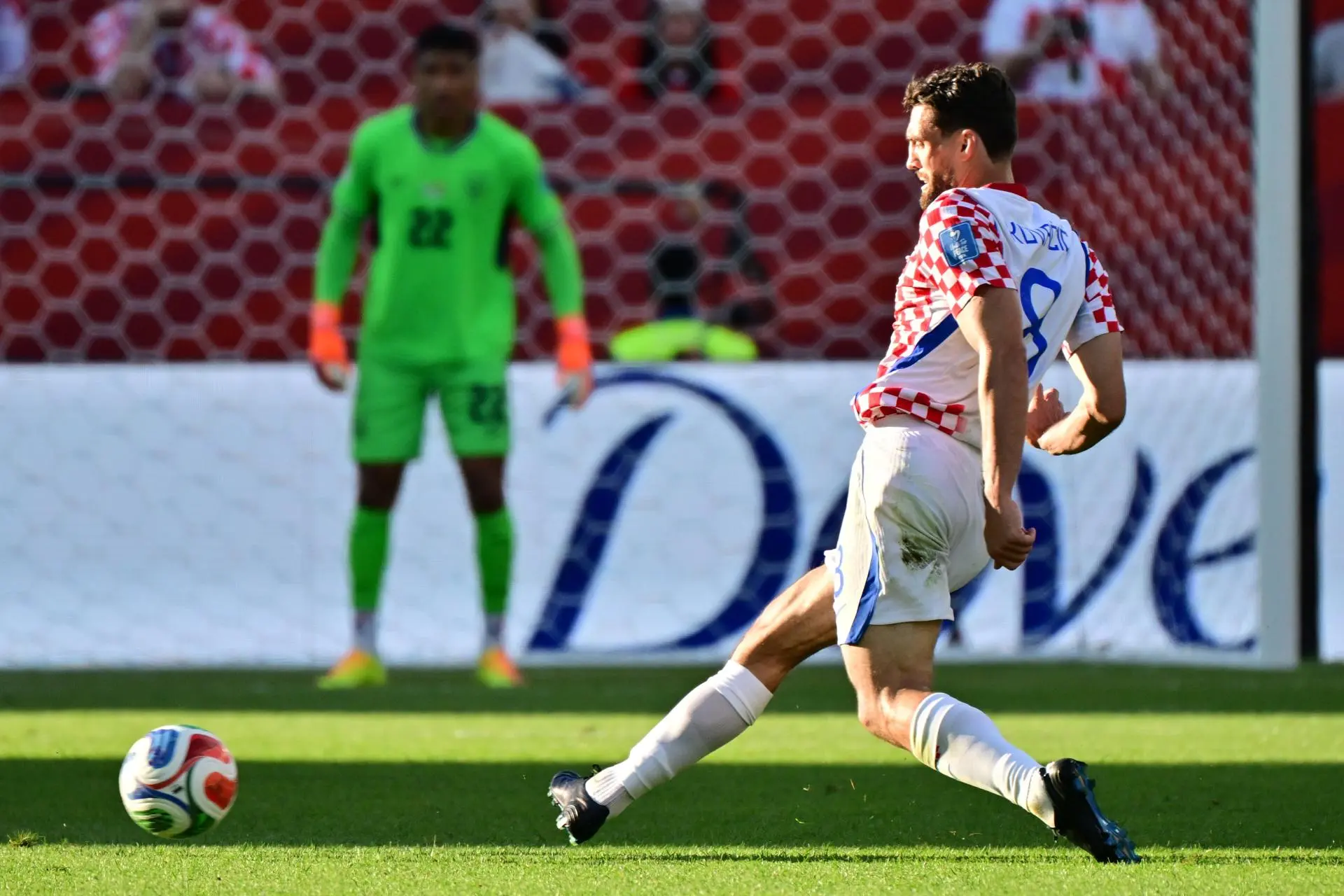 Critics argue this dual-toss system allows a single team to secure two distinct tactical advantages before a single penalty is even kicked. Photo: EFE.