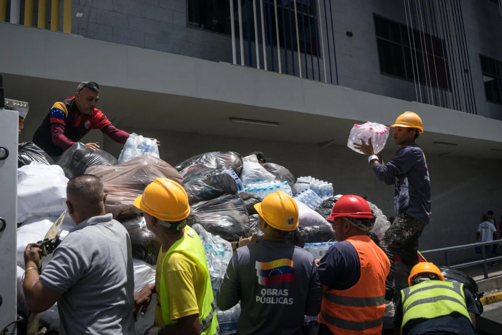 ​The restructuring of civil aid coincides with the massive arrival of foreign technical assistance to complement the effort of the Venezuelan authorities. Photo: EFE.