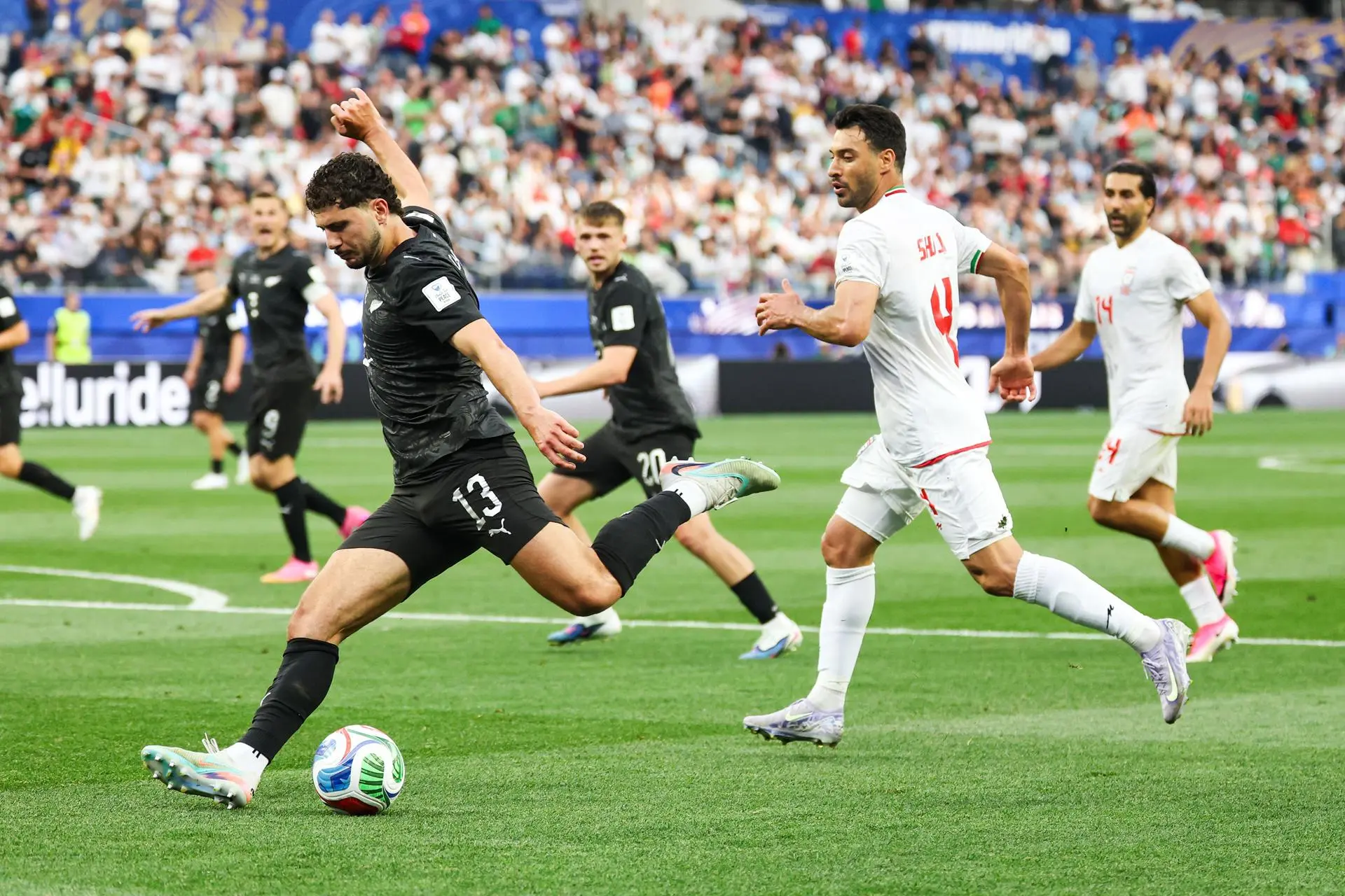 New Zealand defender Liberato Cacace (L) goes for goal in the first half during the FIFA World Cup 2026 group stage match Iran against New Zealand, in Los Angeles, U.S. Photo: EFE.