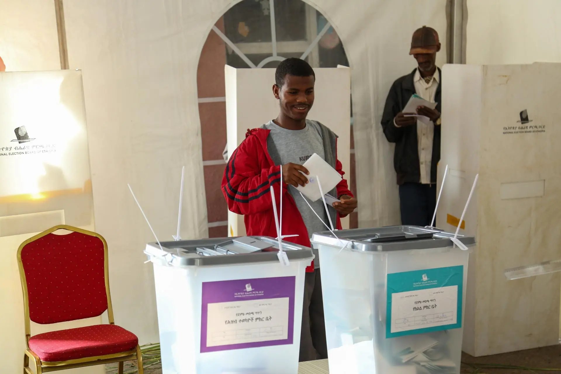 Citizens elected representatives to the 547-member parliament, and the party that wins at least 274 seats can form the government for the next five-year term. Photo: EFE.