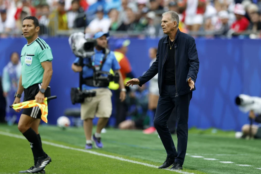Carlos Queiroz criticizes with severity and sarcasm the decisions that deprived his team of a penalty and the expulsion of two British footballers. Photo: EFE.