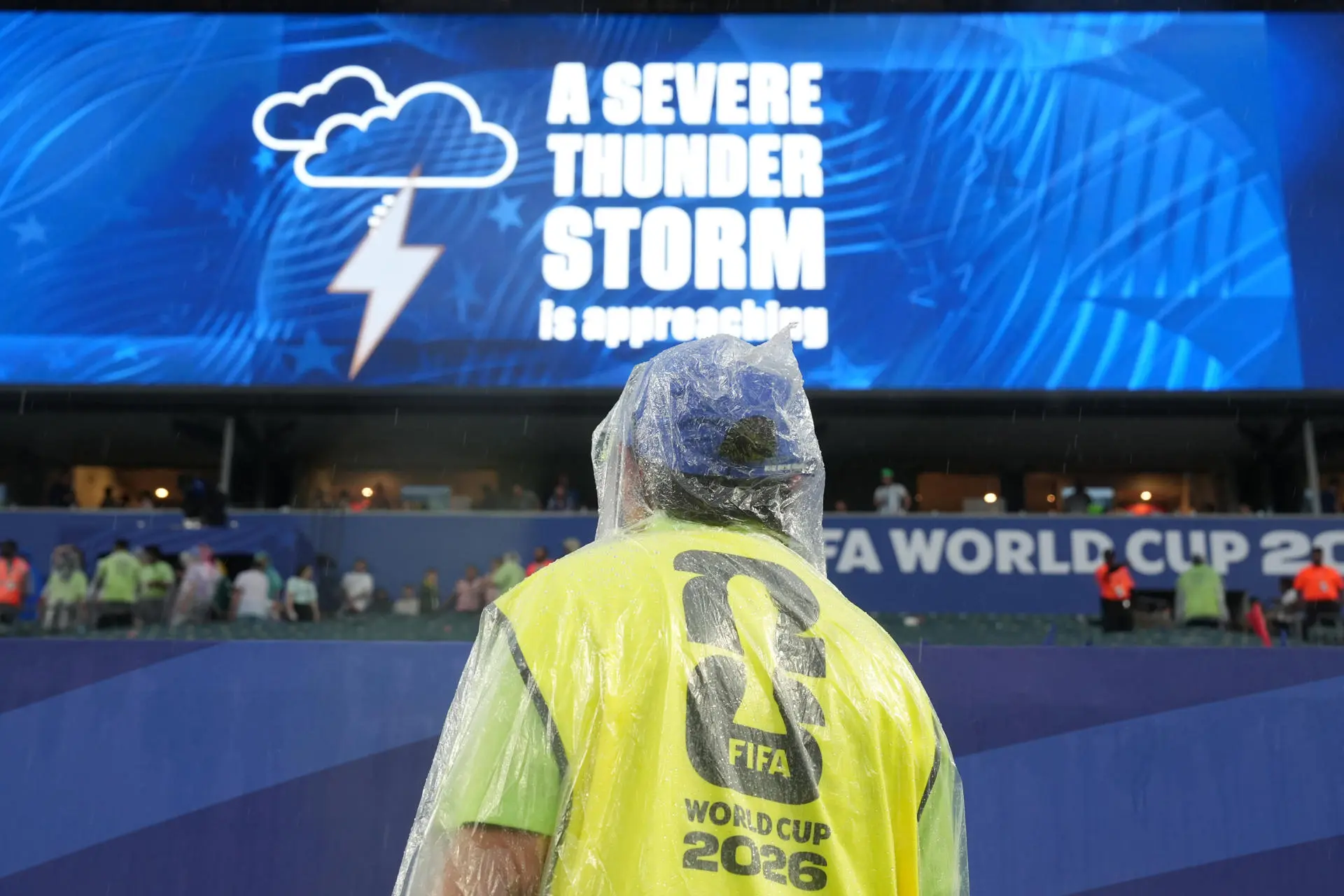 The Group I match was temporarily halted under strict safety protocols to protect athletes and fans, with the French team leading 1-0 prior to the interruption. Photo: EFE.