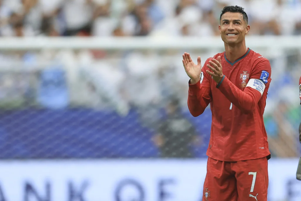 Cristiano Ronaldo scores 975 goals in his professional career. Photo: EFE.