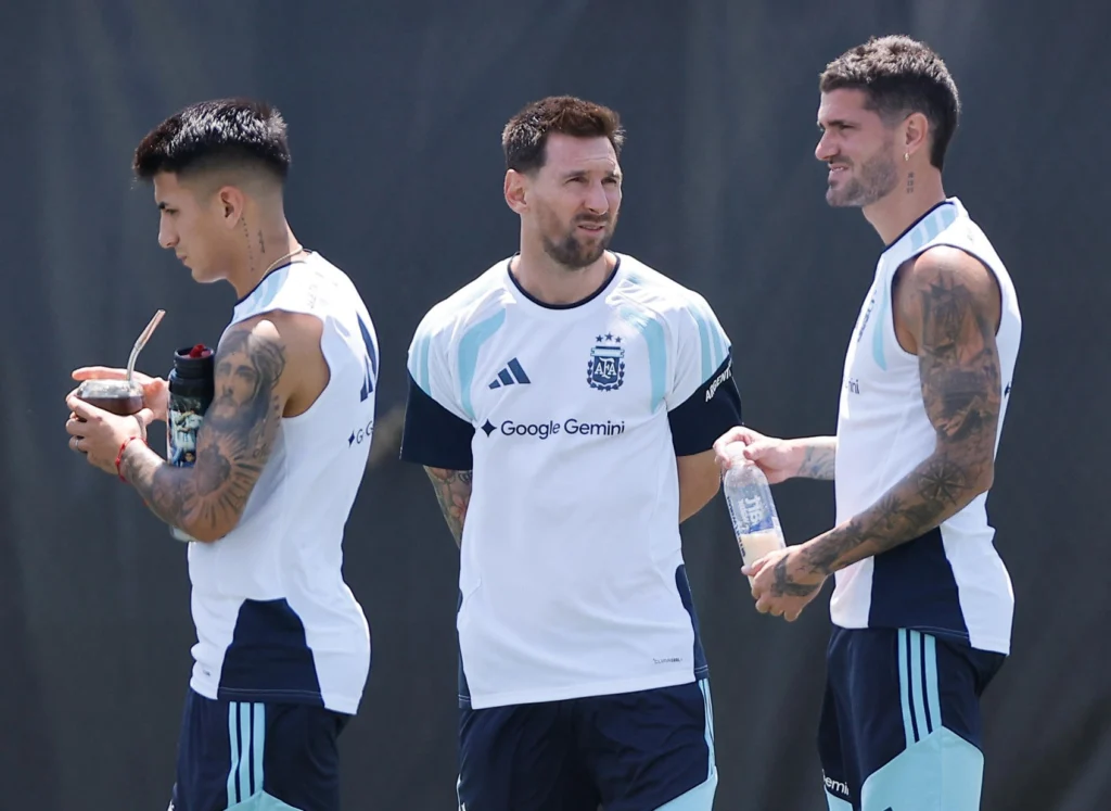 The relatives confirmed that the father of the Argentine captain is recovering under medical supervision and requested privacy, prudence, and media responsibility during his ongoing rehabilitation process. EFE.