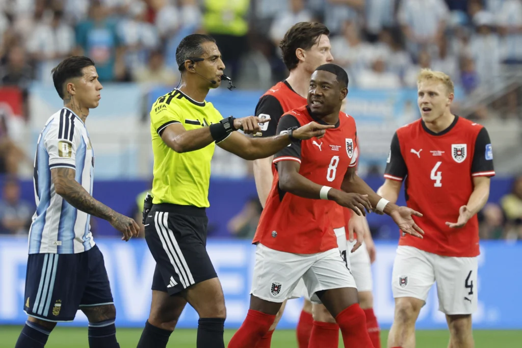 Egyptian referee Amin Mohamed Omar prepares to go to the VAR monitor to review a possible penalty for Argentina during the 2026 World Cup match between Argentina and Austria, this Monday in Arlington, Texas. 