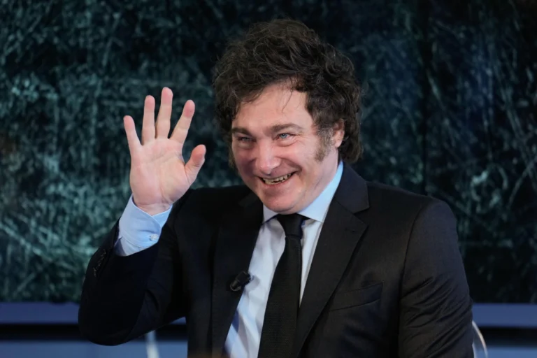 The measure, signed jointly by the president and the Minister of Justice, Juan Bautista Mahiques, substantially alters the historical regulatory decrees 222 and 588 approved in 2003. Photo: EFE.