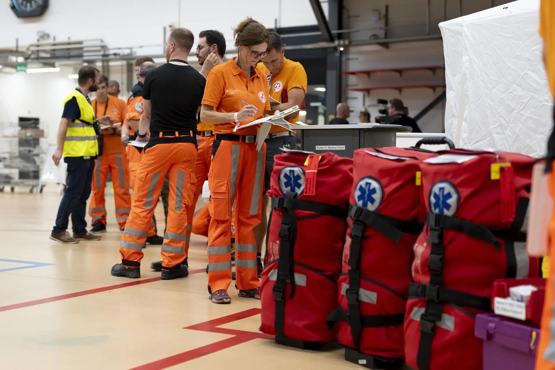 The Rescue Squad, with 80 members, eight search dogs and 18 tonnes of rescue equipment will be sent to Venezuela to help with rescue operations. Photo: EFE.