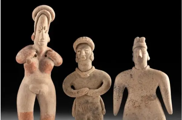 A trio of hand-modeled earthenware figures from the shaft-tomb cultures of West Mexico in the "Fine / Visual Art, Ancient, Ethnographic Art" auction. Photo: Screenshot from Artmeis Gallery's website.