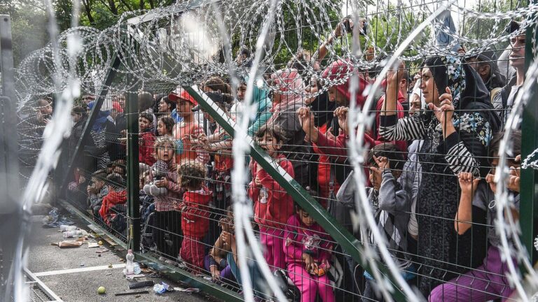 Este nuevo marco legislativo tiene como objetivo acelerar las deportaciones y hacer cumplir controles migratorios mucho más estrictos en todo el continente. Foto: RTVE.