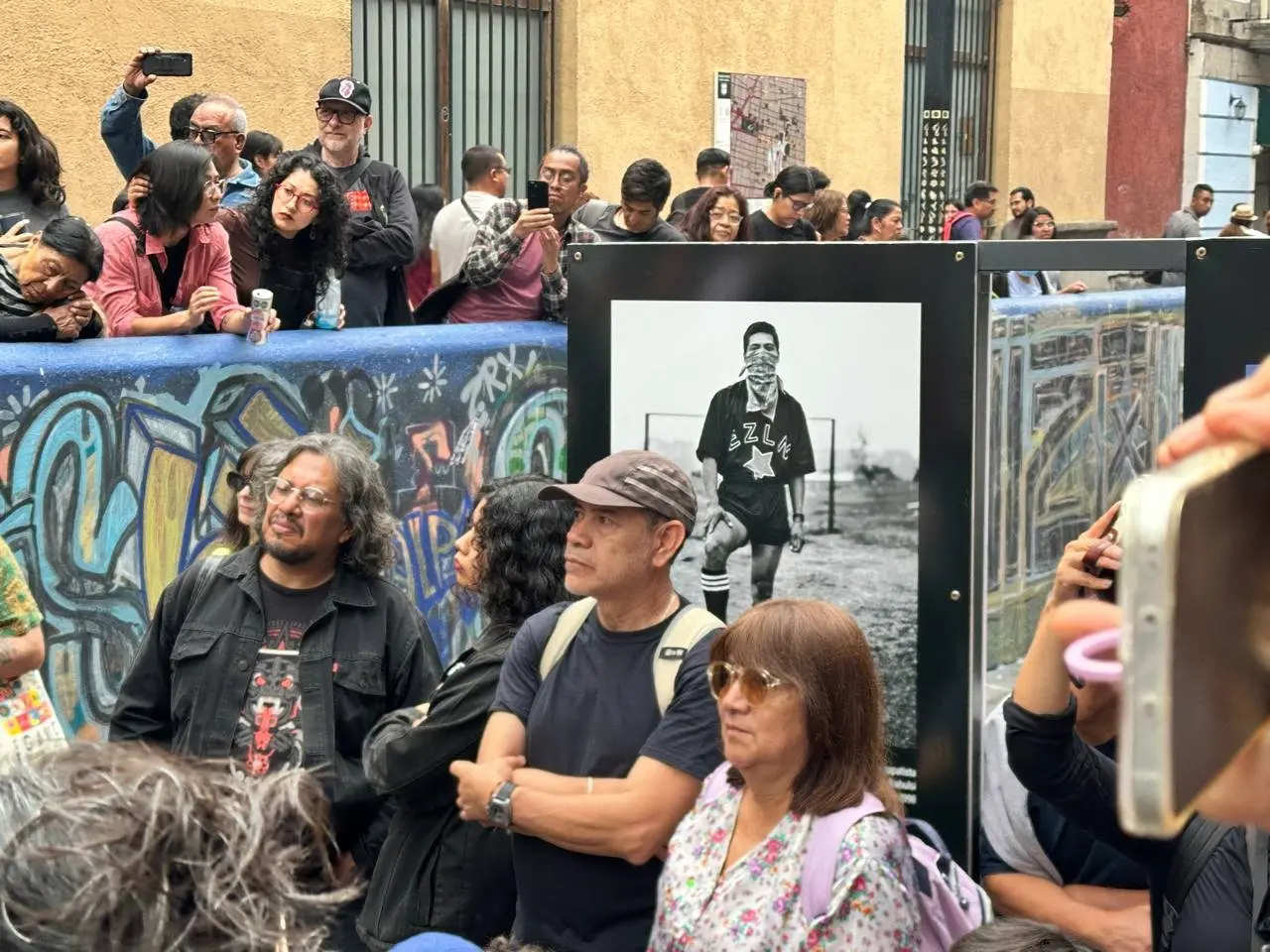 The "Out of Place" exhibition exposes the critical side of the World Cup, denouncing exclusion and social impacts in Mexico. Photo: X/@@CulturaUNAM.