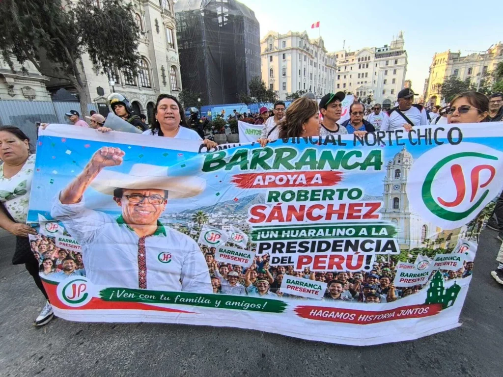 Citizens and supporters of Juntos por el Perú mobilizing in downtown Lima. Photo: X/ @RamiroteleSURtv