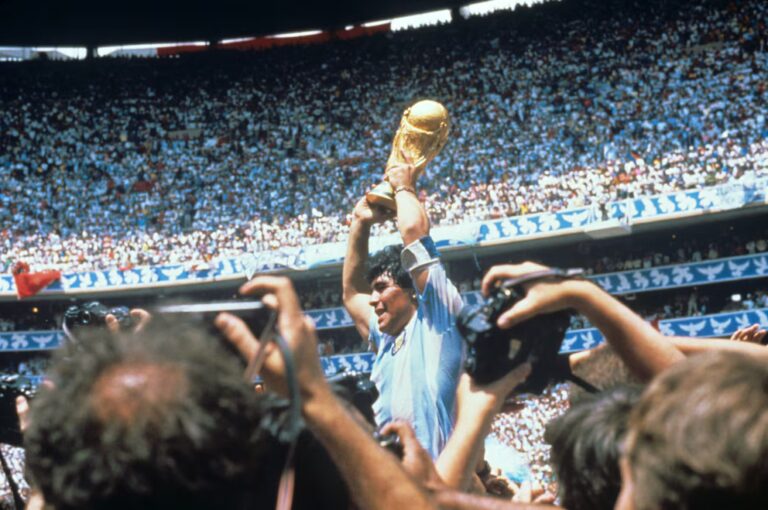 The tribute will be held in the same stadium where Diego Armando Maradona raised the World Cup after Argentina was crowned champion in Mexico 1986. Photo: EFE.