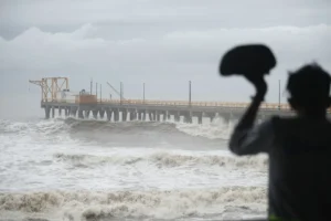 June 10, 2026 — A person watches a pier at the Port of La Libertad (El Salvador) as Tropical Storm Cristina impacts the area. Photo: EFE.