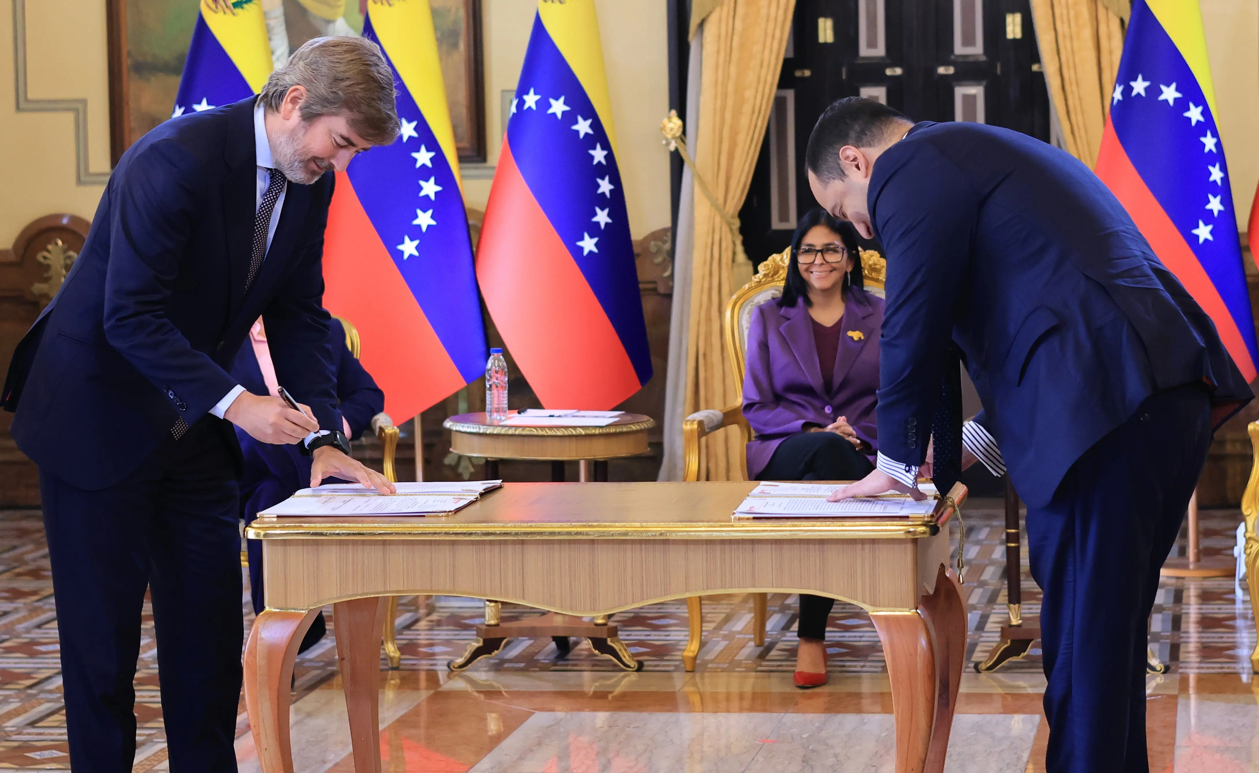 The Government assured that all the agreements signed in Caracas on hydrocarbons, gas, petrochemicals and electricity are aimed at ensuring the well-being of the Venezuelan people. Photo: Venezuelan Presidential Press.