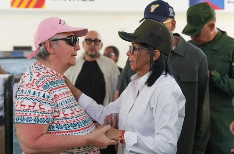 Acting President Delcy Rodríguez noted the conditions of comprehensive assistance to the population affected by the earthquakes of June 24, prioritizing care for the elderly people. Photo: Venezuelan Presidential Press.