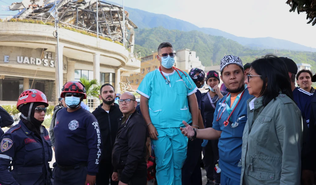 Among the priorities set by the authorities are the mobilization of machinery for road opening, rescue and removal of debris in affected areas. Photo: Venezuelan Presidential Press.