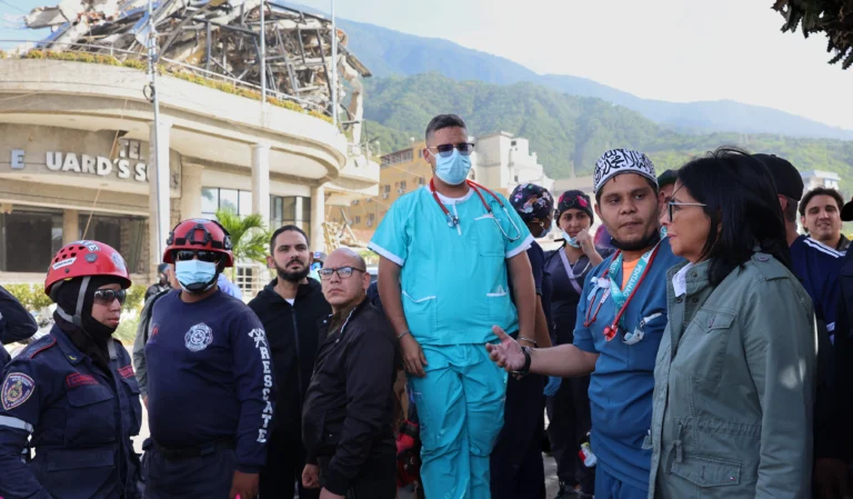 Among the priorities set by the authorities are the mobilization of machinery for road opening, rescue and removal of debris in affected areas. Photo: Venezuelan Presidential Press.