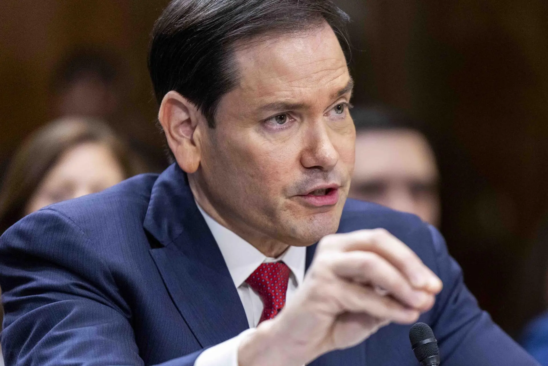 Peace coordinators disrupted the U.S. Senate session with direct slogans like "Marco Rubio, stop killing Cubans" and "Let Cuba live." Photo: EFE.