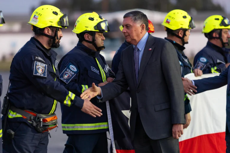 Interior Minister Claudio Alvarado emphasized that Santiago is reciprocating the international solidarity it has received during past emergencies. Photo: EFE.